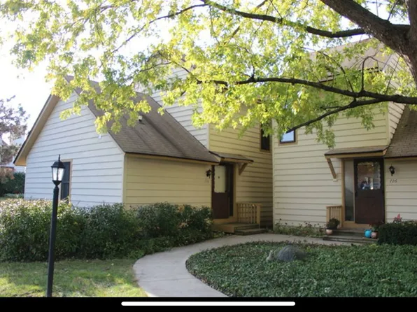 728 Chandler Rd, Gurnee, IL 60031