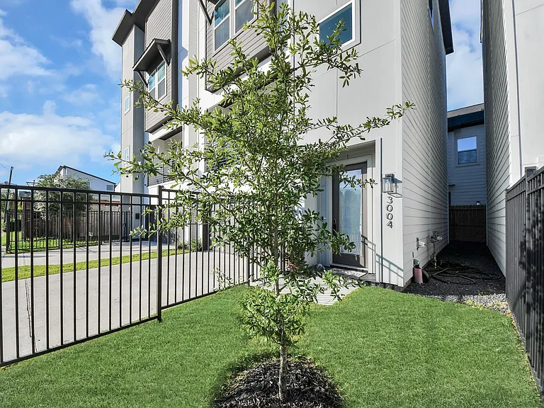 3004 Holman St — Photo 2