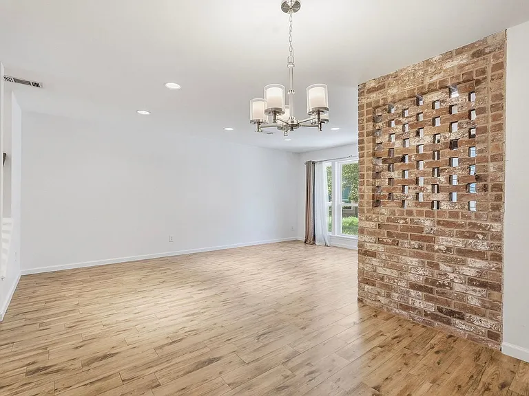 450 N Post Oak Ln — Photo 9