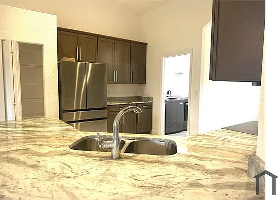 4 bed, 2449 sqft, $5,500 — Photo 2