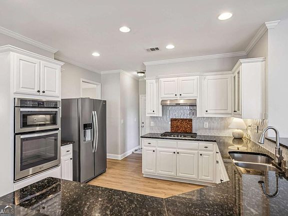 4th image of 300 Crown Vetch Ln