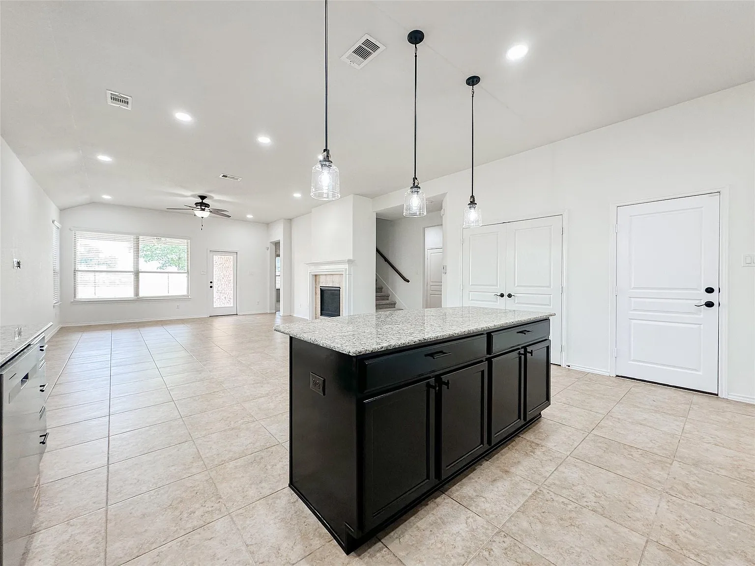 4 bed, 3.0 bath, 2564 sqft, $2,700 — Photo 3