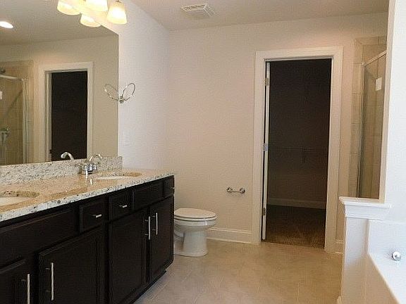 Master bath w/walk in closet