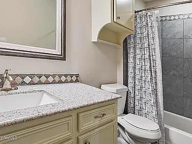 320 Pebble Creek Dr — Photo 2