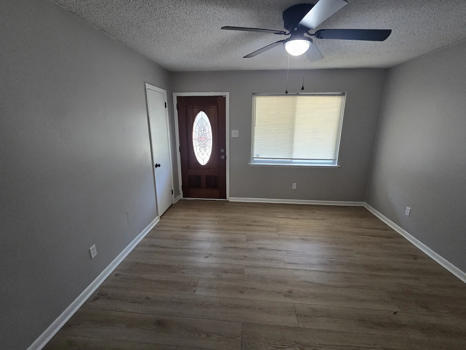 Comfortable 3-Bedroom Brick Home with Fireplace & Fenced Backyard — Photo 3