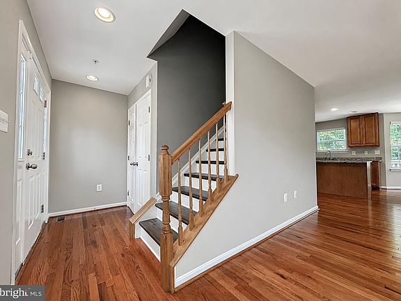 5th image of 976 Johnswoods Rd