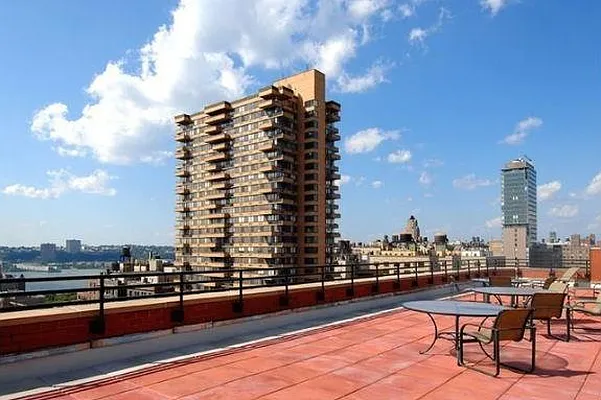 Rented by R New York | media 9