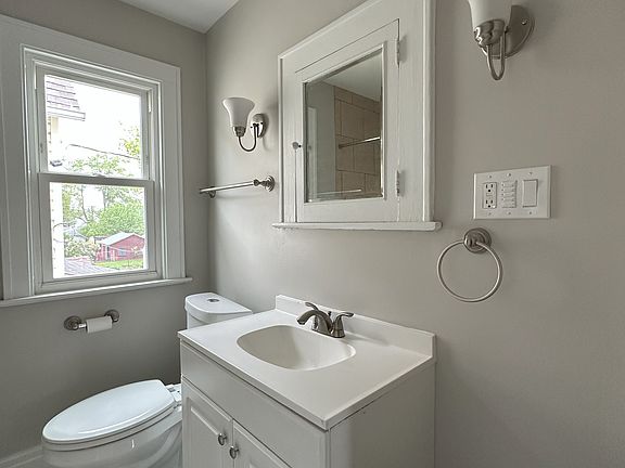 5th image of 138 Parkwood Ave Floor 2
