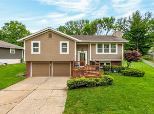 525 NE Noeleen Ln, Lees Summit, MO 64086