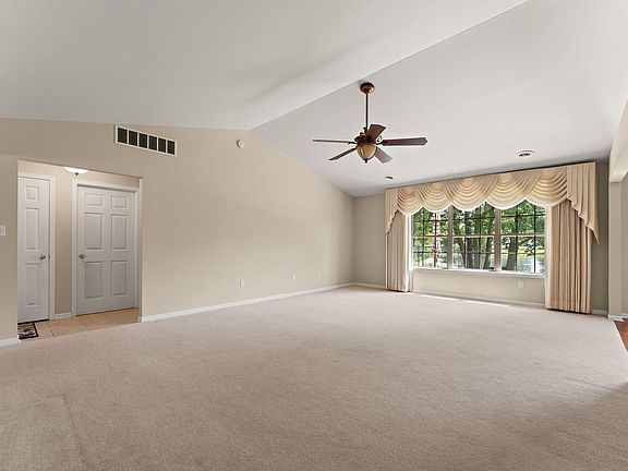 3rd image of 901 Veterans Ln