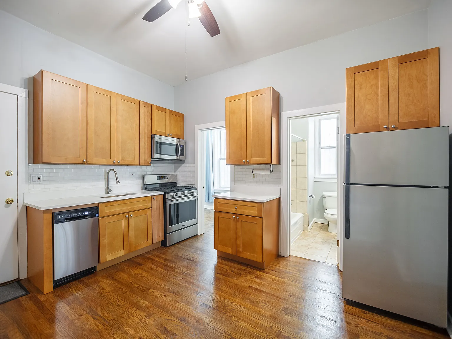 2 bed, 1000 sqft, $2,400 — Photo 1