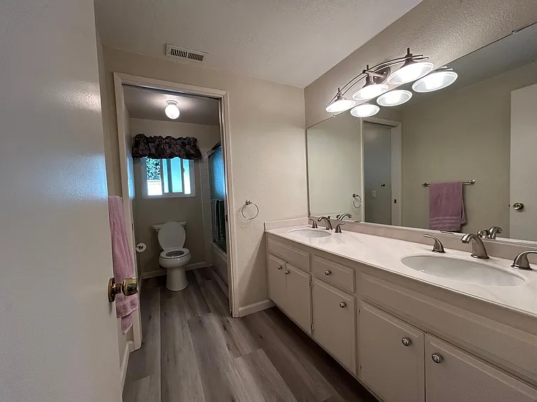 Main bedroom bathroom