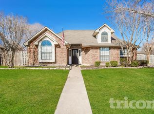 2758 Briar Hill Dr, Grand Prairie, TX 75052