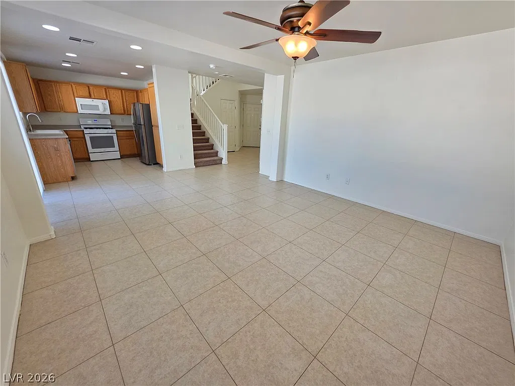 3 bed, 2.5 bath, 1596 sqft, $1,895 — Photo 2
