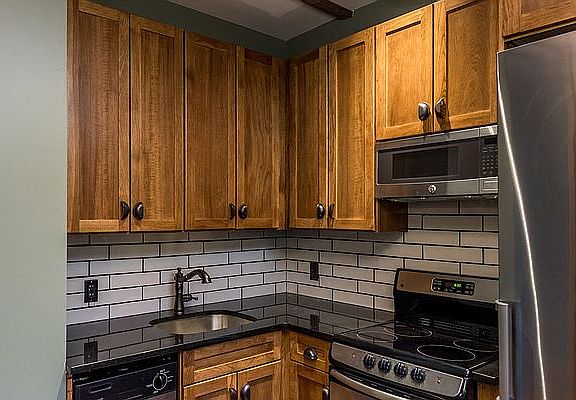 3rd image of 194 Montrose Ave APT 2R