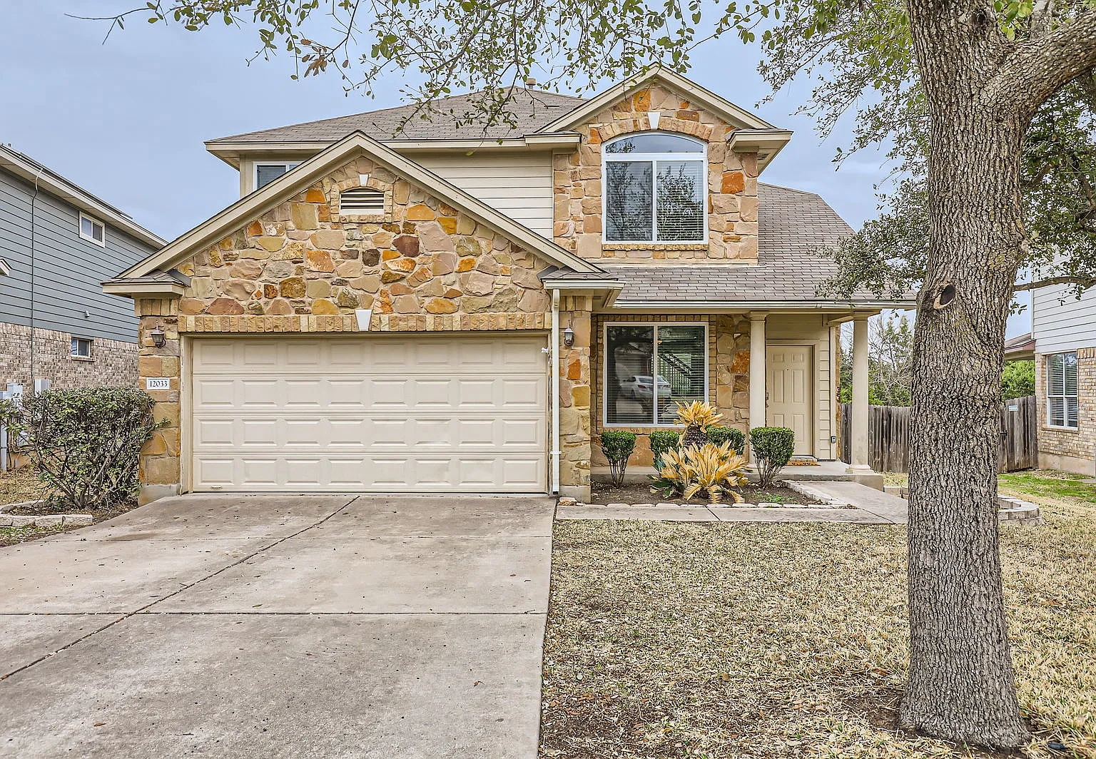 3 bed, 2.5 bath, 2030 sqft, $7,776 — Photo 3