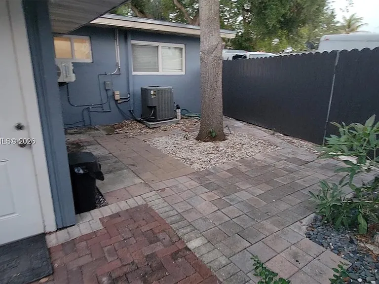 1115 SW 25th Ave #B — Photo 2