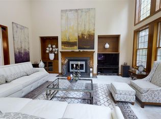 5333 Crow Creek Rd, Bettendorf, IA 52722