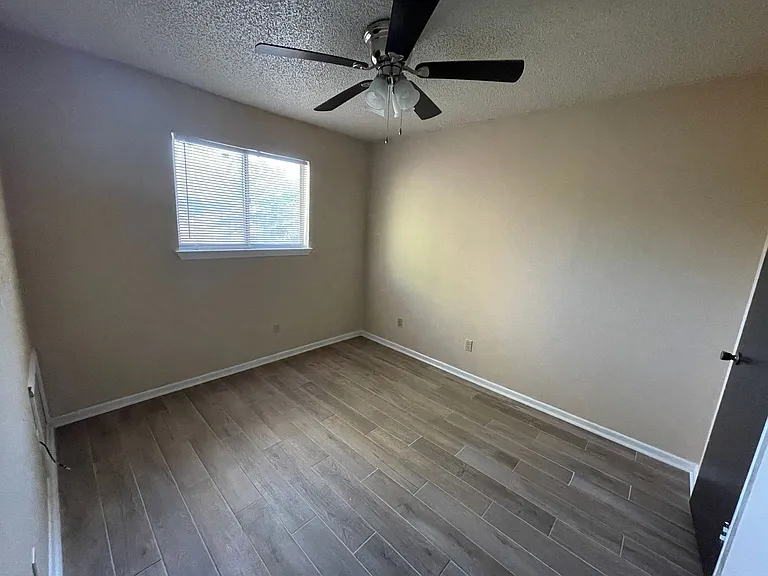 425 W Ave C — Photo 12