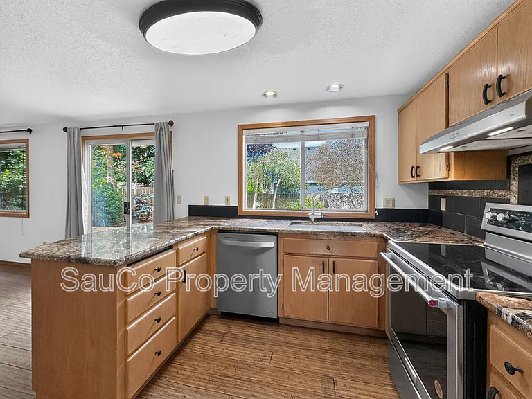 969 SW 177th Ter — Photo 5