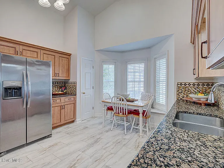 3 bed, 2300 sqft, $900 — Photo 4