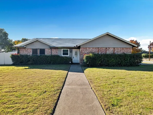 2721 Prestondale Dr, Hurst, TX 76054
