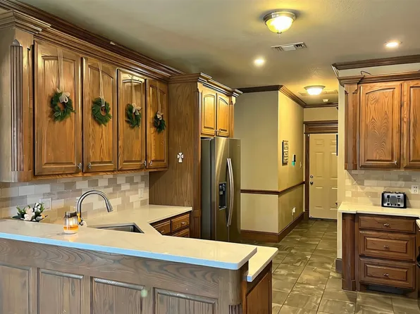 609 Acorn St, Pilot Point, TX 76258