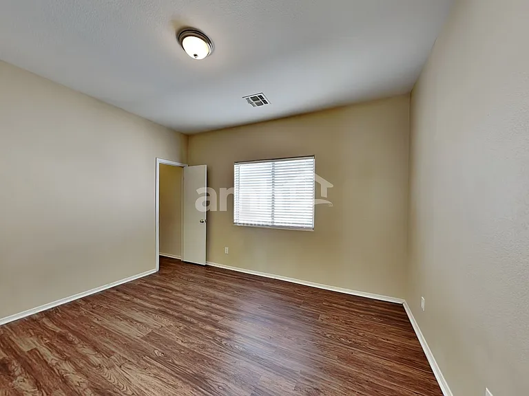 13240 W Watson Ln — Photo 16