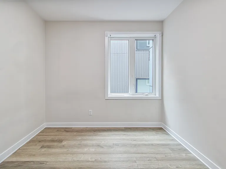296 Somerset St E — Photo 7