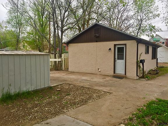 3rd image of 718 W 2nd St