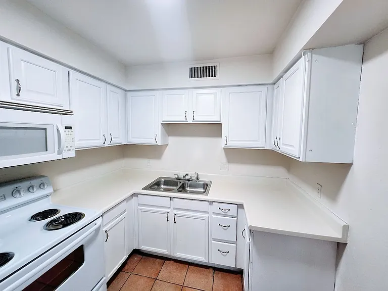 827 E Hazel Dr — Photo 9