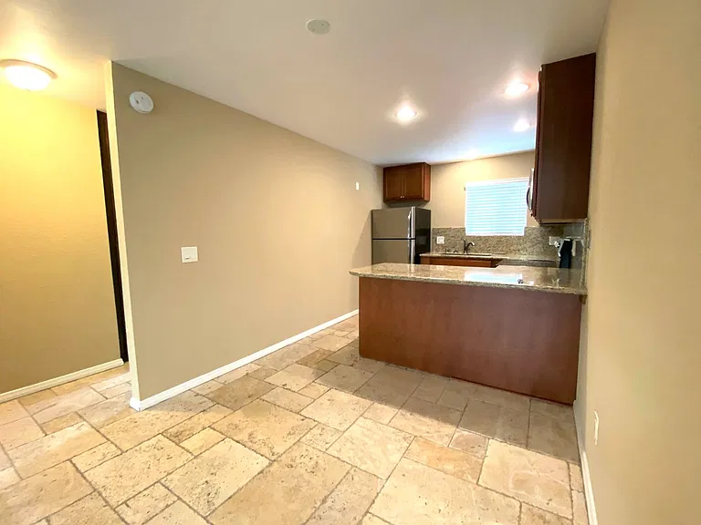 La Paloma Apartments — Photo 10