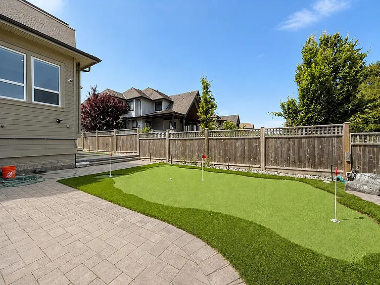 15957 39a Ave — Photo 32
