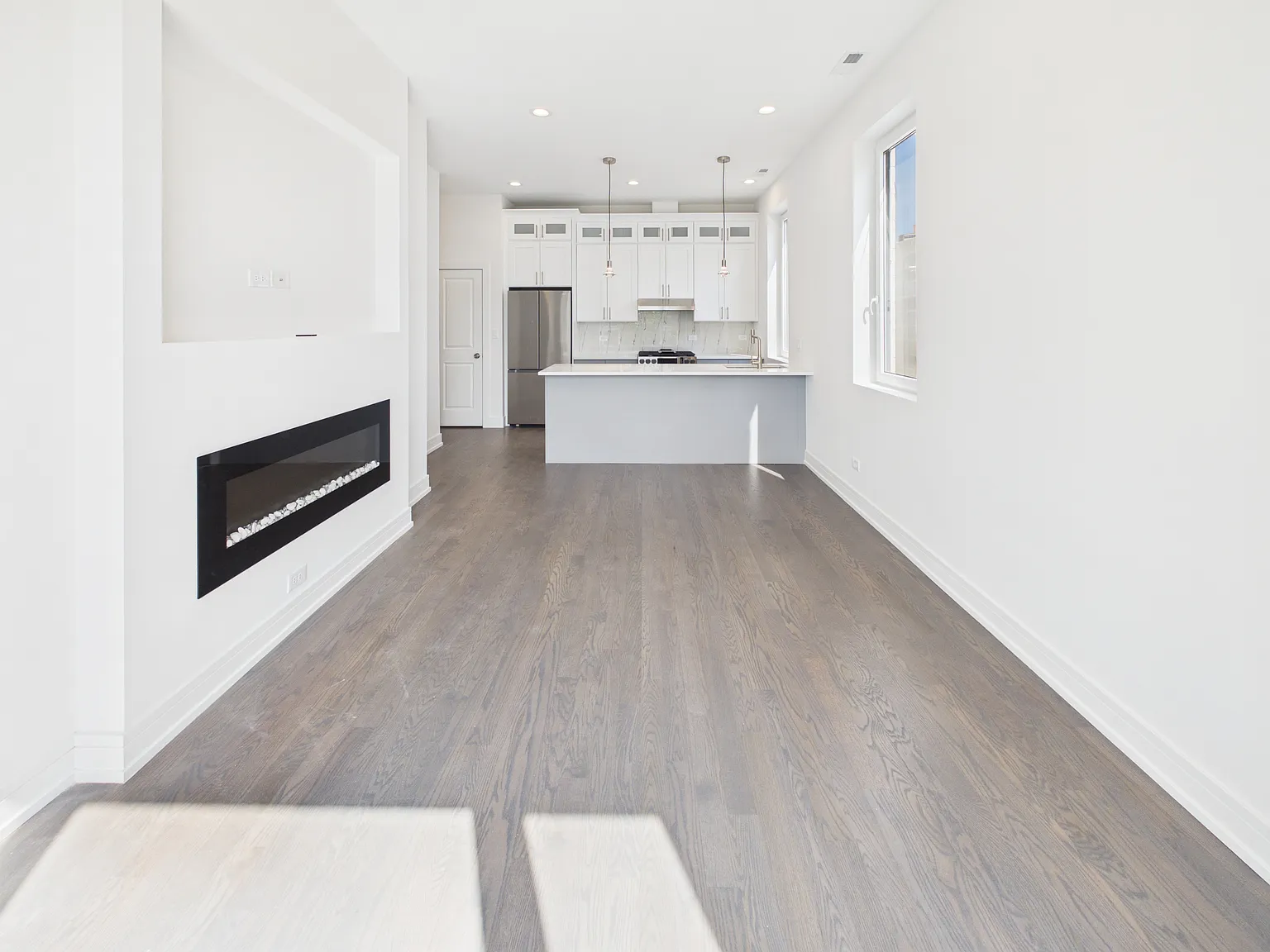 3 bed, 2.5 bath, 1375 sqft, $2,595 — Photo 3