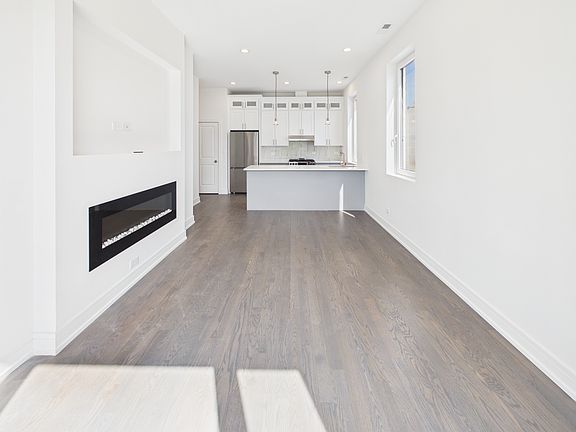 3rd image of 4055 S Prairie Ave #1