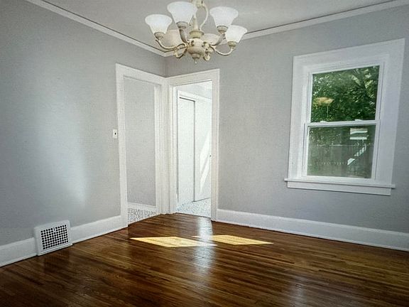 5th image of 1517 N Court St
