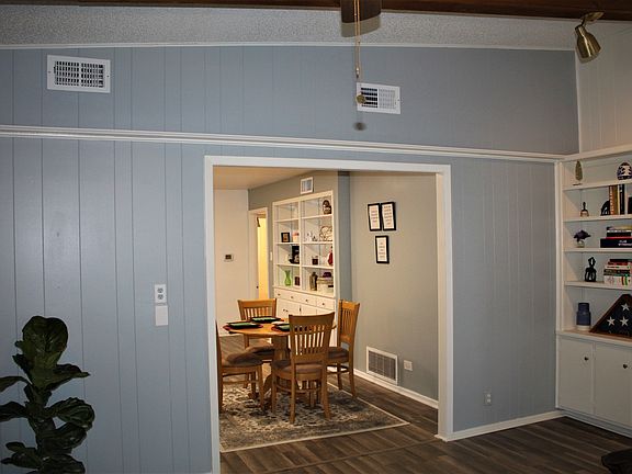 4th image of 210 Clubhill Dr