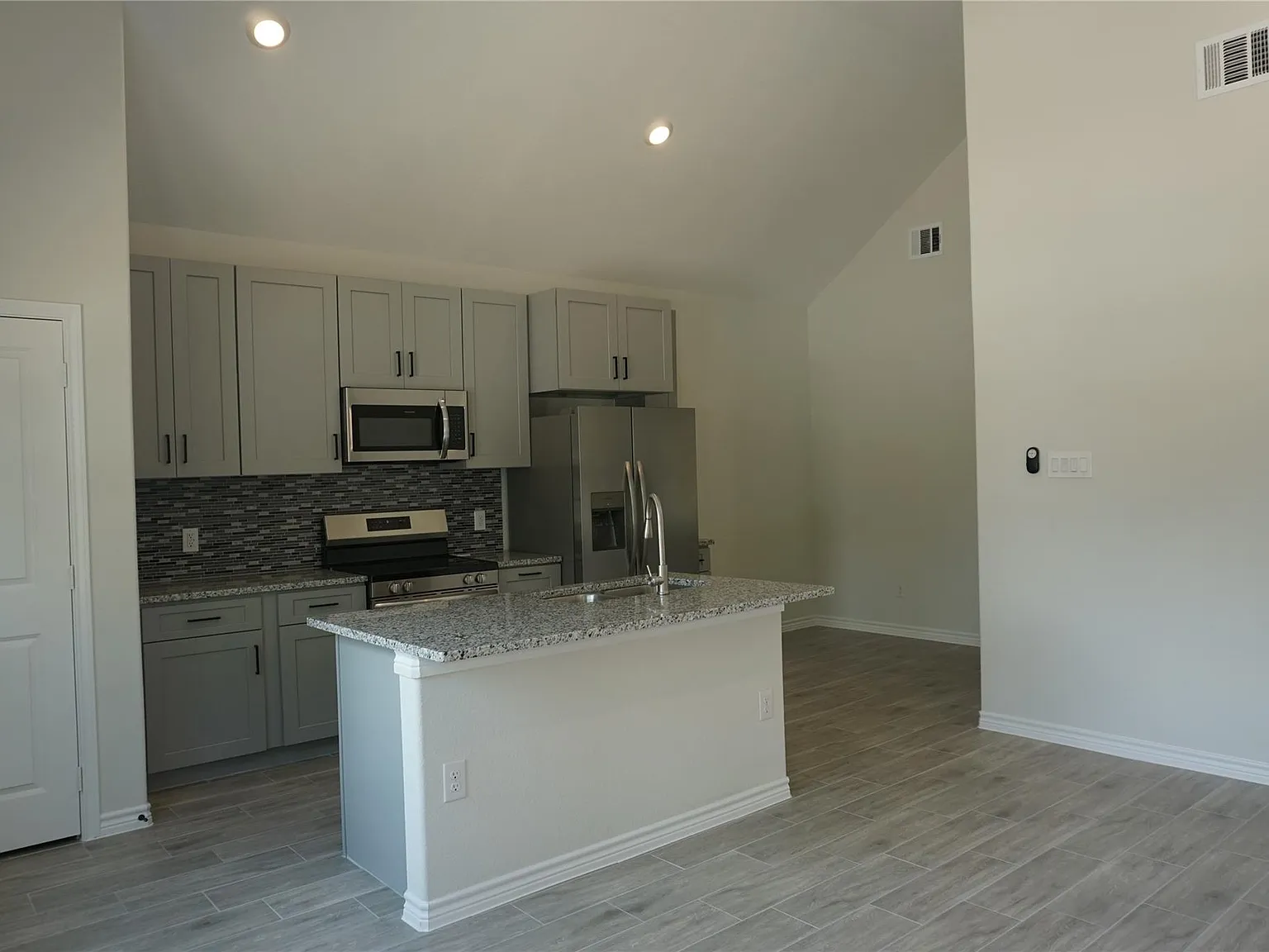 3 bed, 2.0 bath, 1000 sqft, $1,450 — Photo 3