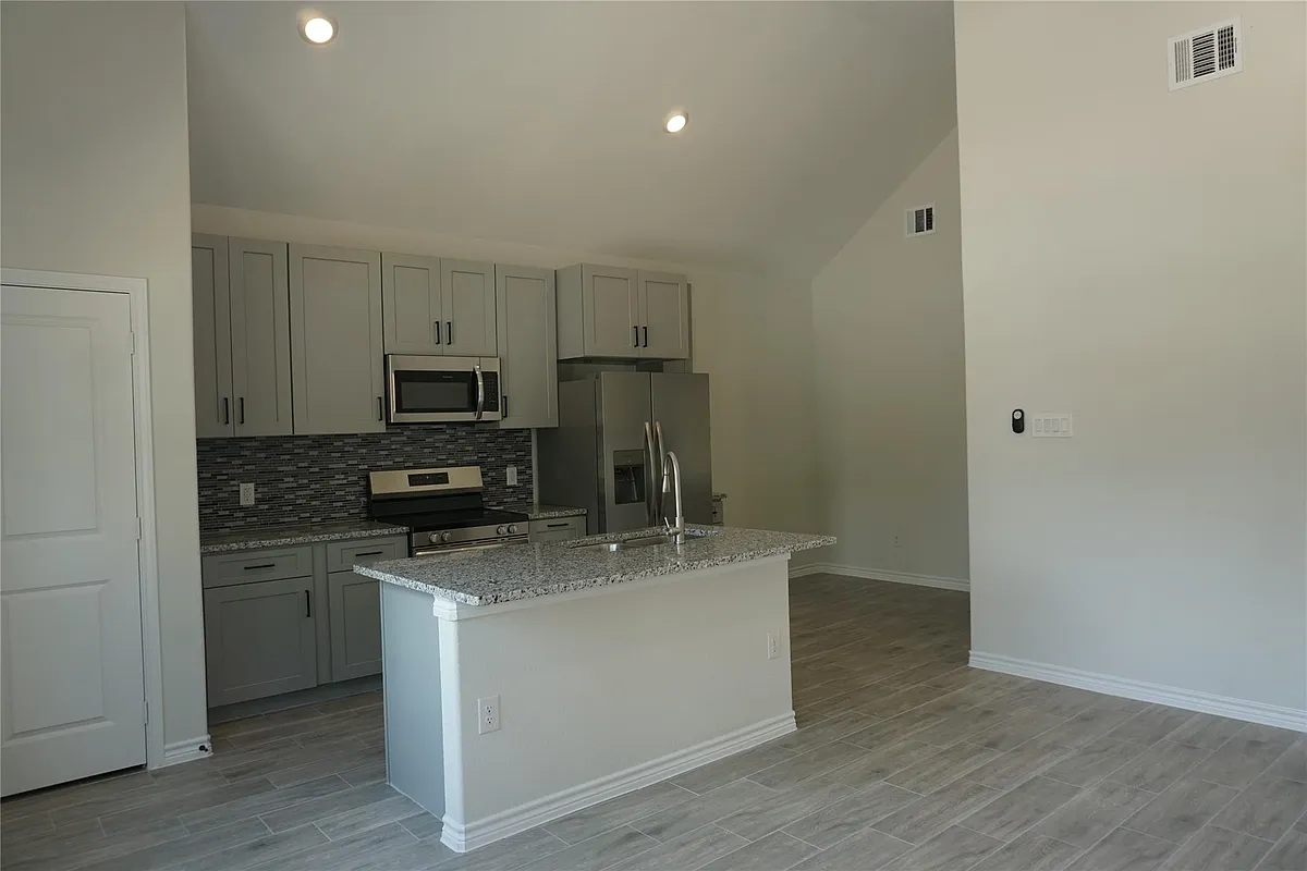 Building Photo - 10088 Calandar
