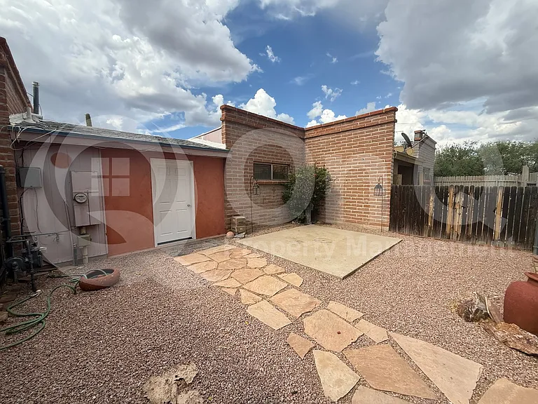 3930 N Stone Ave — Photo 24