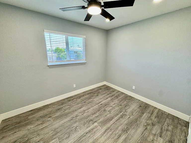 10426 Reymouth Ave — Photo 12