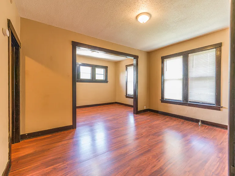 319 E Washington St — Photo 3