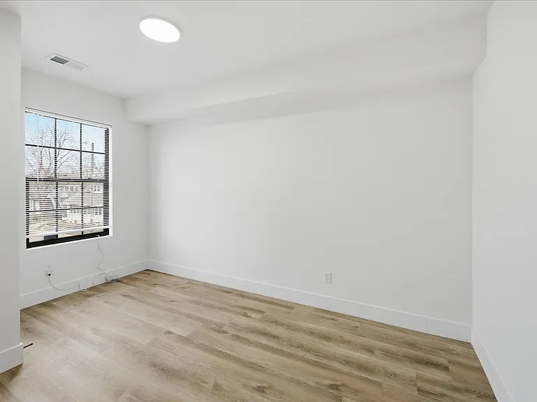 1038 N Parker Ave — Photo 13