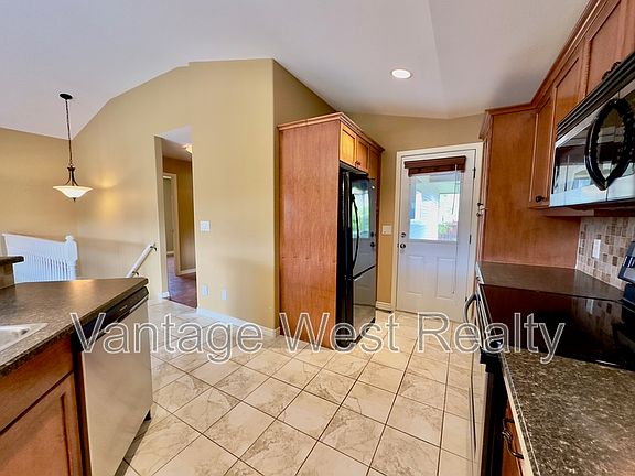 2nd image of 1446 Tanemura Cres