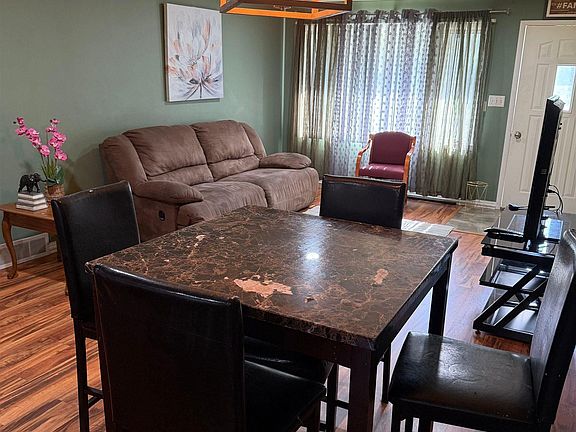 3rd image of 910 Lincoln Ave