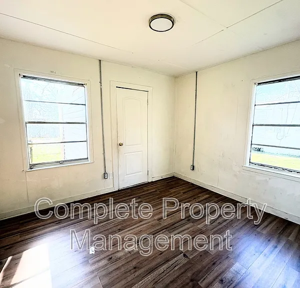 1933 Saint Charles Ct SW — Photo 5
