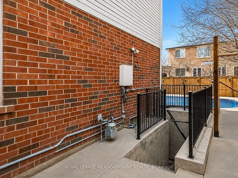 1603 Hume Way #BASEMENT — Photo 2