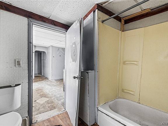 5th image of 2295 Niagara St