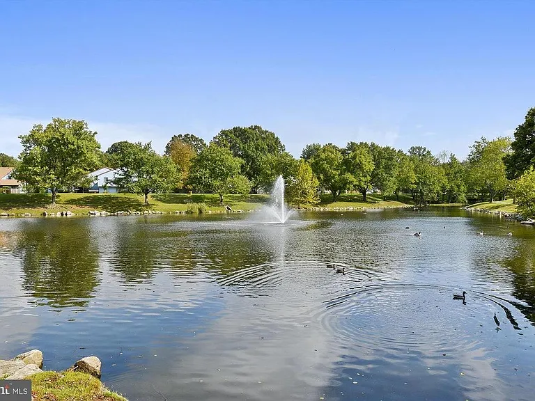 Pond fountain