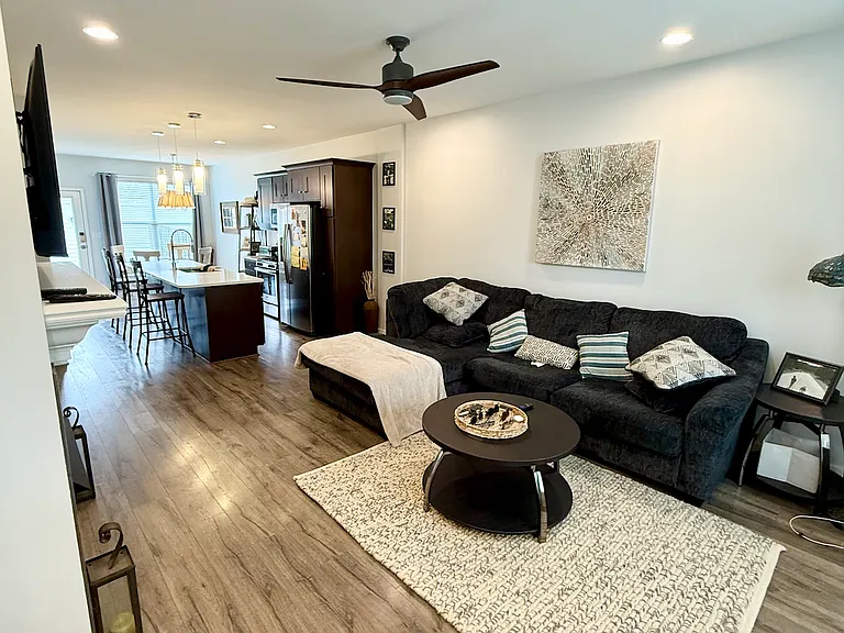 941 Canton St — Photo 3